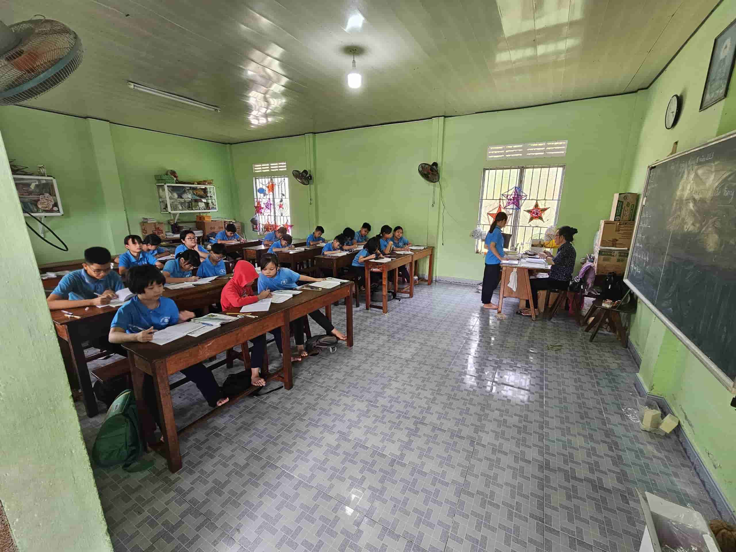 Lớp học ở chùa Lộc Thọ đã giúp nhiều em nhỏ khó khăn, cơ nhỡ theo đuổi chương trình học chính quy của Bộ GDĐT. Ảnh: Hữu Long