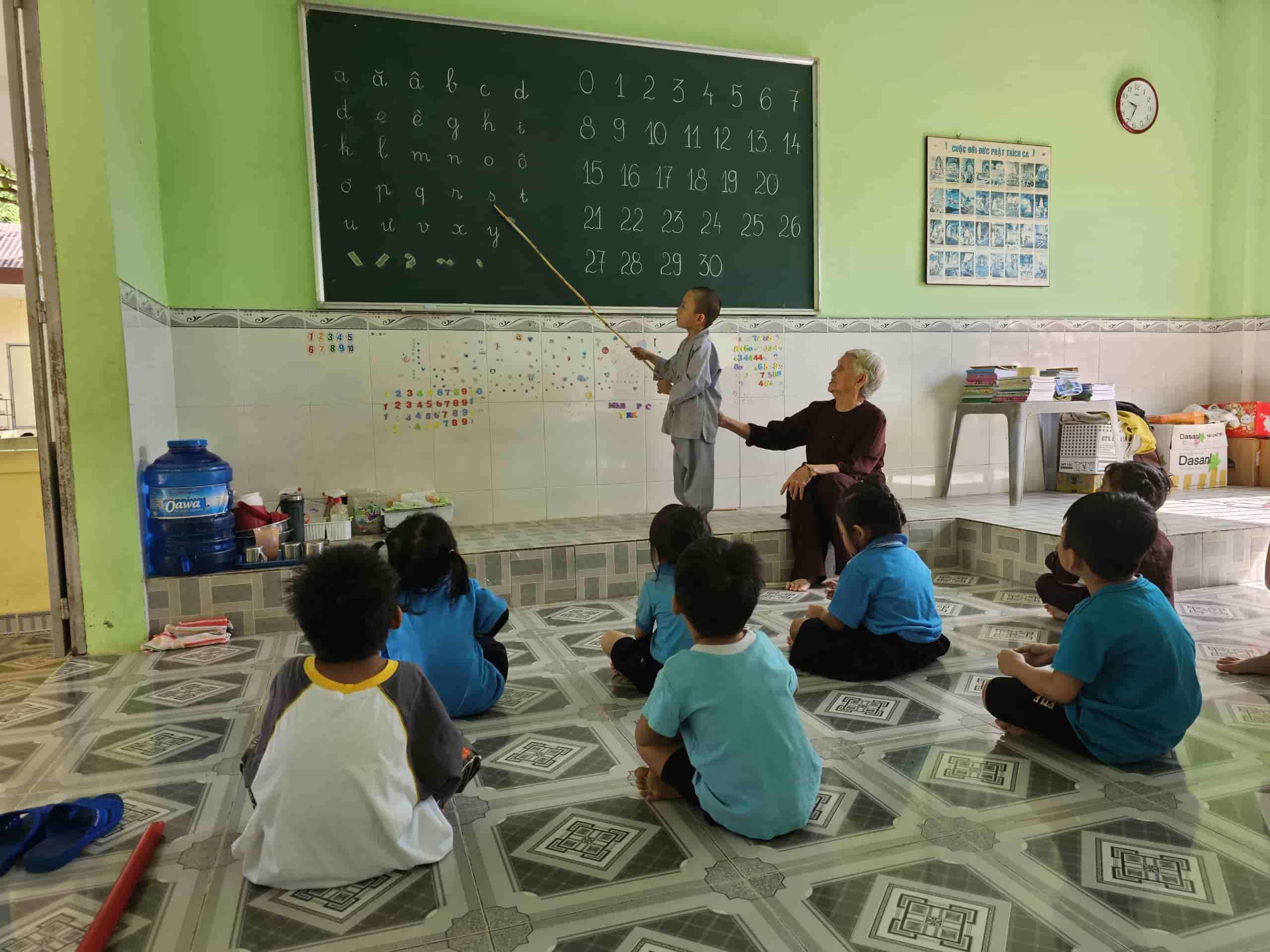 Các em có hoàn cảnh khó khăn được học kiến thức như ở các trường học bình thường. Ảnh: Hữu Long