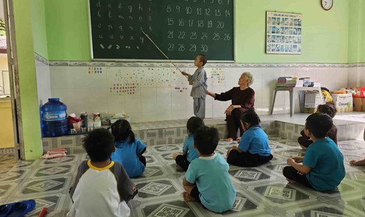 Các em có hoàn cảnh khó khăn được học kiến thức như ở các trường học bình thường. Ảnh: Hữu Long