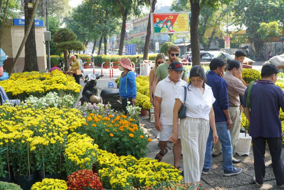 Ghi nhận của Lao Động, ngày 1.2 tại các điểm bán hoa Tết ở TPHCM như công viên 23/9, công viên Gia Định, công viên Âu Lạc