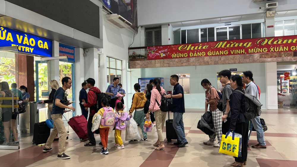 Theo ghi nhận của PV Lao Động tại Ga tàu Sài Gòn (quận 3, TPHCM), vào khoảng 10h sáng ngày 1.2, rất đông người dân đến mua vé, xếp hàng lên tàu về quê đón Tết. Tuy đông đúc, phải chờ đợi nhưng gương mặt ai cũng vui vẻ, hân hoan. 