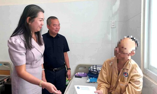 Bà Lê Minh Lý - Giám đốc BHXH Bình Dương tặng quà cho bệnh nhân nghèo điều trị nội trú tại Bệnh viện Đa khoa tỉnh Bình Dương. Ảnh: Đình Trọng