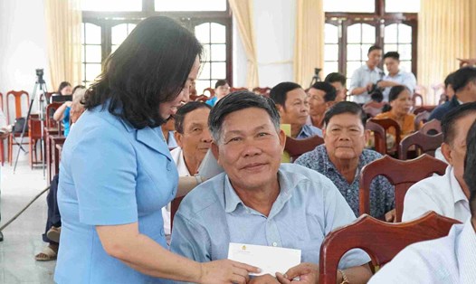 Phó Chủ tịch Tổng LĐLĐ Việt Nam Thái Thu Xương thăm và tặng quà cho gia đình chính sách tại huyện Châu Thành (tỉnh Hậu Giang). Ảnh: Bích Ngọc