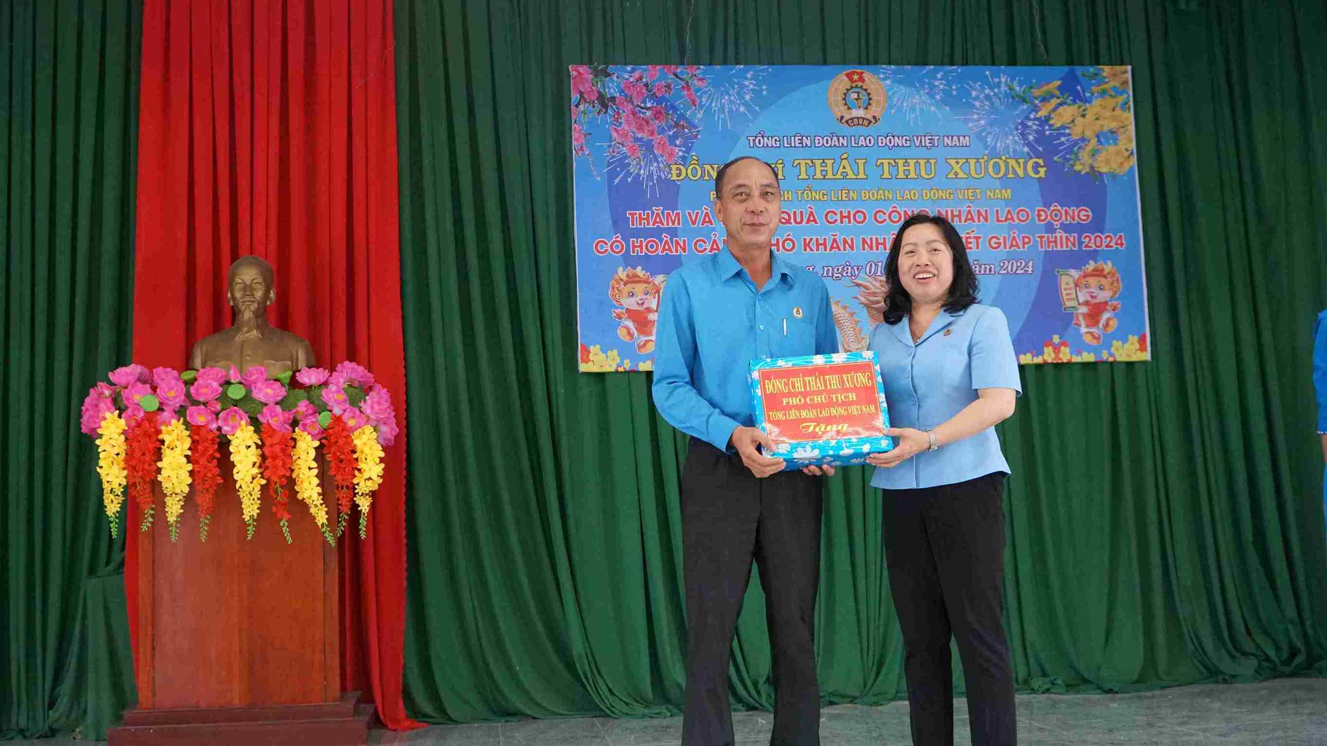Phó Chủ tịch Tổng LĐLĐ Việt Nam Thái Thu Xương tặng quà cho huyện Châu Thành. Ảnh: Bích Ngọc