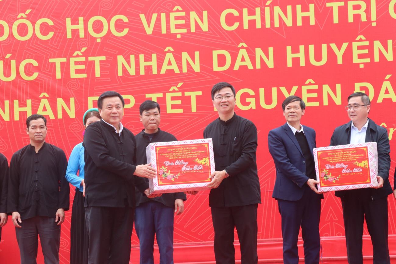 Ông Nguyễn Xuân Thắng - Ủy viên Bộ Chính trị, Giám đốc Học viện Chính trị Quốc gia Hồ Chí Minh - trao tặng quà Tết cho đại diện các bản, làng và người dân xã Đại Dực huyện Tiên Yên, tỉnh Quảng Ninh. Ảnh: Nguyễn Hùng