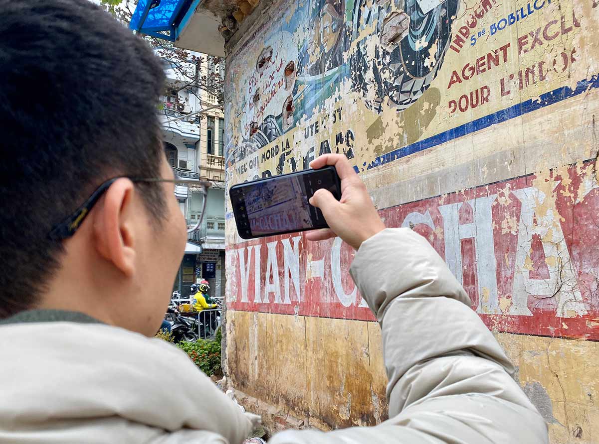 Bạn Lê Ngọc Toàn (26 tuổi, TP Hồ Chí Minh), rất thích thú và ngỡ ngàng khi được tận mắt chiêm ngưỡng bức tranh vẽ tường cổ có tuổi đời lịch sử hơn 70 năm tại Hà Nội.