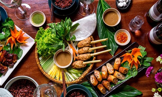 Thực khách phương Tây rất coi trọng chuyện kết hợp đồ uống với những món trong bữa ăn. Ẩm thực Việt Nam có thể kết hợp linh hoạt với các loại vang hảo hạng của phương Tây.
