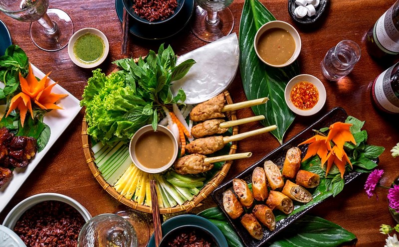 Thực khách phương Tây rất coi trọng chuyện kết hợp đồ uống với những món trong bữa ăn. Ẩm thực Việt Nam có thể kết hợp linh hoạt với các loại vang hảo hạng của phương Tây.