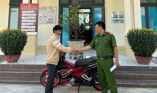 Anh Đinh Văn Duân nhận xe máy bị trộm từ Công an xã Đăk Xú. Ảnh: Công an cung cấp