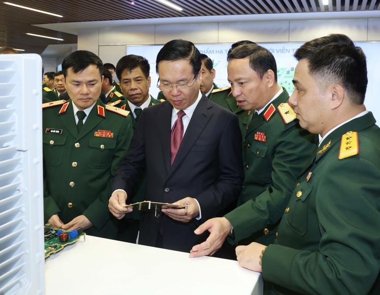 Chủ tịch nước Võ Văn Thưởng thăm và kiểm tra các sản phẩm công nghiệp công nghệ cao của Viettel tại Hòa Lạc. Ảnh: Thống Nhất/TTXVN