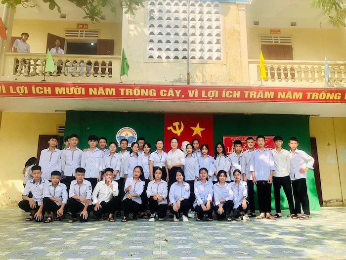 Cô Nguyễn Thị Hải Yến chụp ảnh lưu niệm cùng học sinh của nhà trường. Ảnh:NVCC