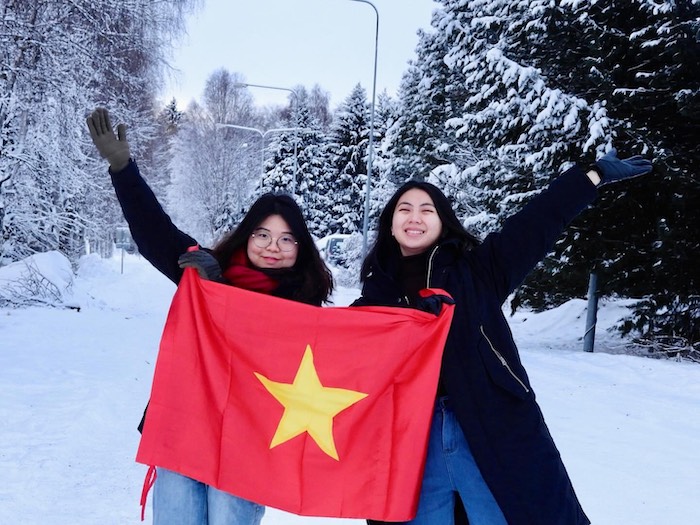 Quốc kỳ Việt Nam luôn đồng hành cùng Khánh Linh trên khắp mọi nẻo đường của châu Âu. Ảnh: NVCC 