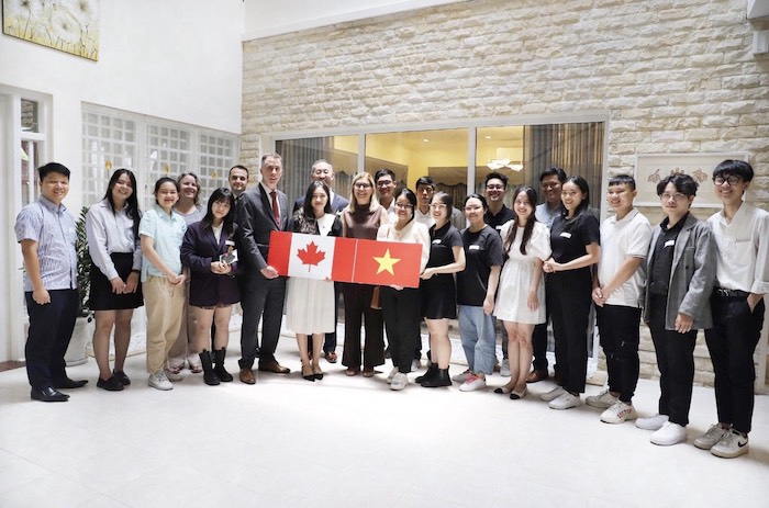 Với Quang Huy  (thứ 2 từ phải qua), Tết là dịp để quảng bá văn hóa Việt Nam tới bạn bè quốc tế. Ảnh:NVCC 