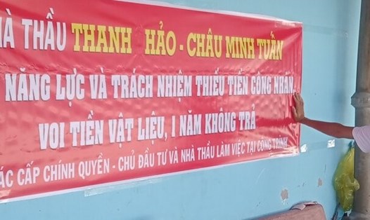 Bức  xúc, ông Ga căng băng rôn ngay tại công trình trường Lưu Hữu Phước, huyện Hồng Dân, tỉnh Bạc Liêu để đòi nợ tiền cho thợ xây. Ảnh: Nhật Hồ