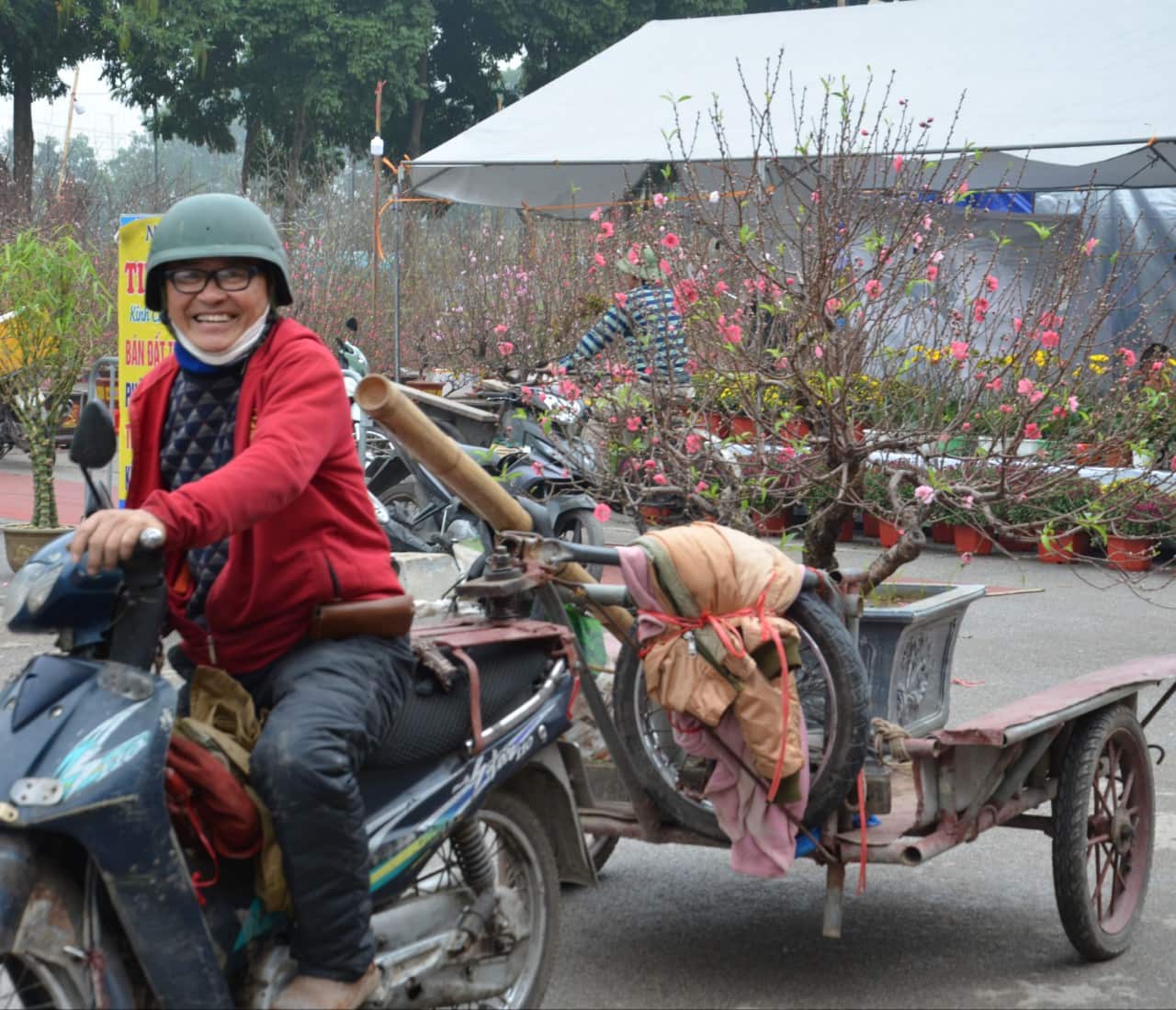 Có mặt ở chợ hoa Tết tại thành phố Ninh Bình vào ngày 1.2, theo ghi nhận của PV Lao Động, tại đây có hàng trăm người làm dịch chở hoa thuê để kiếm thêm thu nhập. Ảnh: Nguyễn Trường