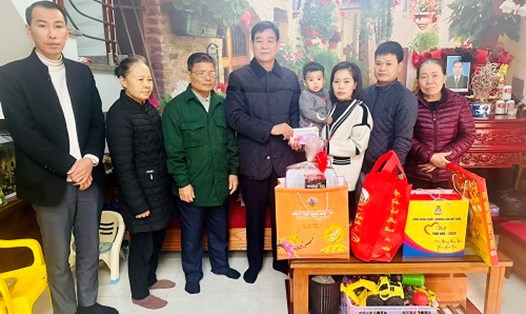 Chủ tịch Công đoàn Công ty Than Quang Hanh - Nguyễn Văn Long (đứng giữa) chúc Tết gia đình có người thân bị tai nạn lao động. Ảnh: CĐ TKV