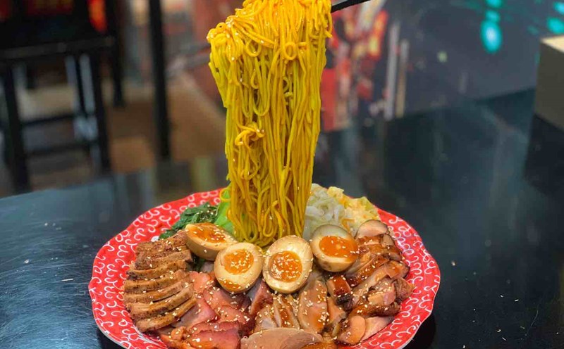 Món mì bay kiểu Trung Quốc độc lạ được anh Đỗ Minh Dương nghiên cứu và tái hiện. Ảnh: Nhật Minh