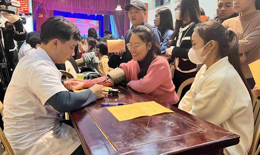 Gần 1.000 đoàn viên, công nhân lao động trên địa bàn tỉnh Ninh Bình tham gia hiến máu tình nguyện. Ảnh: Nguyễn Trường