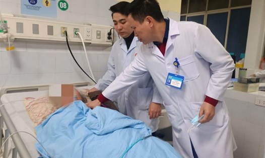 Bác sĩ Bệnh viện Đa khoa tỉnh Thanh Hóa điều trị cho bệnh nhân ngạt khí CO. Ảnh: X.C