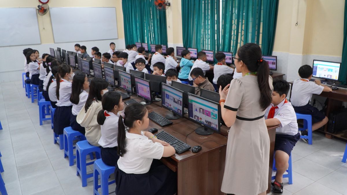Học sinh Trường Tiểu học Hiệp Tân (quận Tân Phú, TPHCM) trong 1 tiết học chuyển đổi số. Ảnh: Chân Phúc