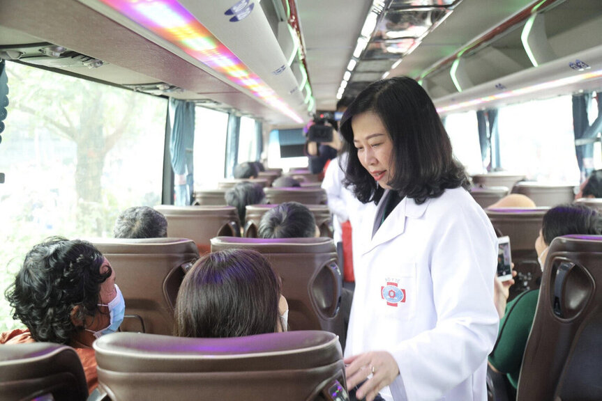 Bộ trưởng Bộ Y tế Đào Hồng Lan tiễn bệnh nhân ung thư về quê đón Tết trên chuyến xe yêu thương. Ảnh: Trần Hà