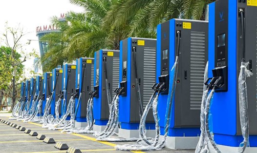 Hệ thống trạm sạc xe điện tại một khu đô thị ở Hà Nội. Ảnh: Nguyễn Lan