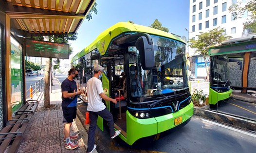 Người dân, du khách đón xe buýt điện ở trung tâm TPHCM ngày 25.1. Ảnh: Minh Quân