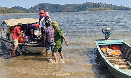 Lực lượng chức năng tìm kiếm người mất tích tại hồ Sông Móng. Ảnh: Duy Tuấn 