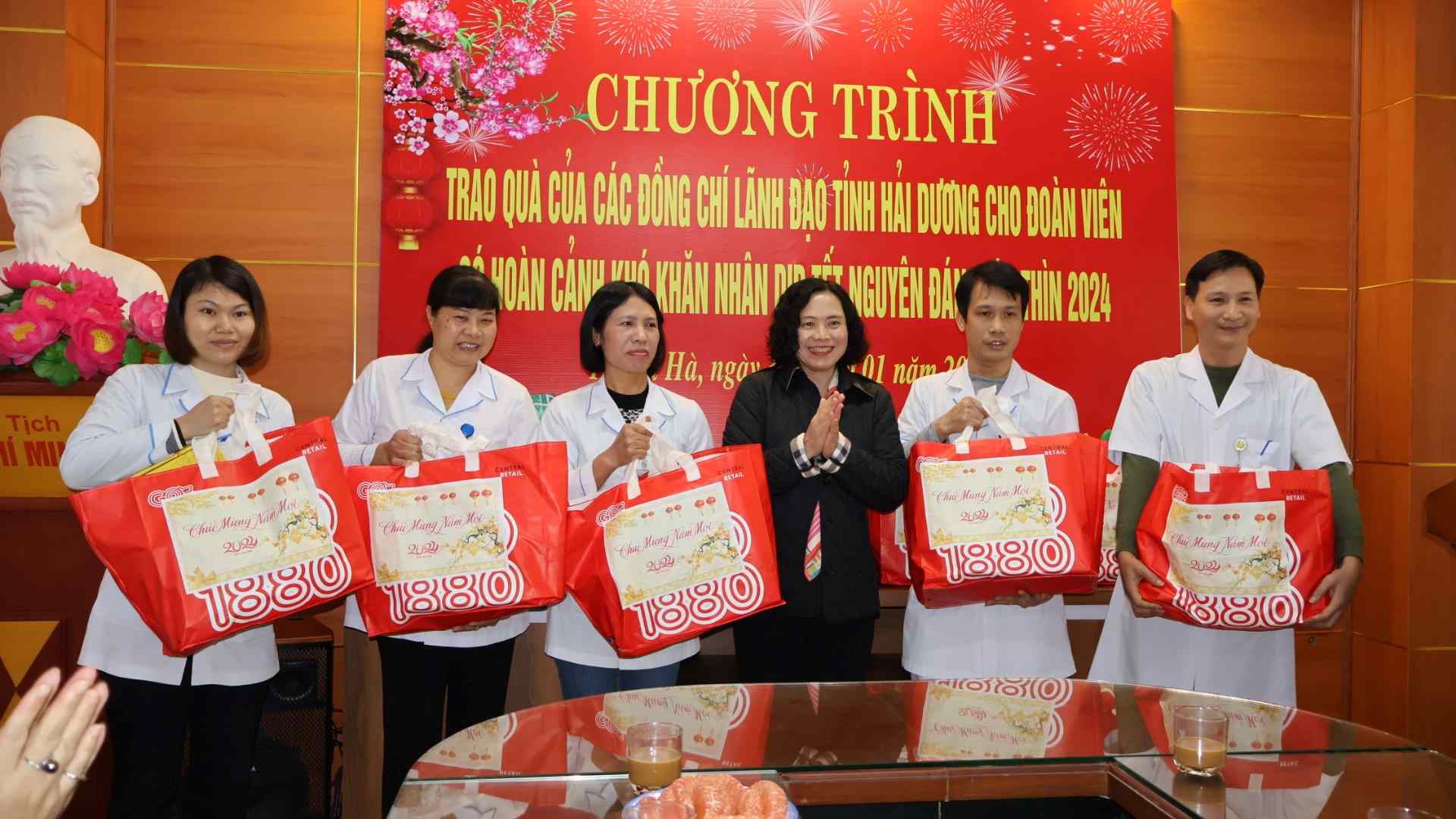 Bà Nguyễn Thị Ngọc Bích trao quà cho đoàn viên Trung tâm y tế huyện Thanh Hà. Ảnh: Diệu Thuý