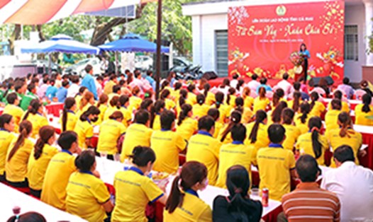 Trên 8.000 công nhân lao động tại tỉnh Cà Mau được nhận quà từ tổ chức công đoàn. Ảnh: Nhật Hồ
