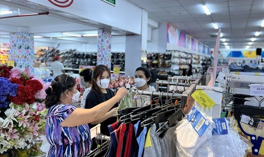 Lượng khách tăng mạnh những ngày sát Tết, loạt siêu thị tăng thời gian phục vụ, giúp người dân yên tâm mua sắm. Ảnh: Nguyễn Long