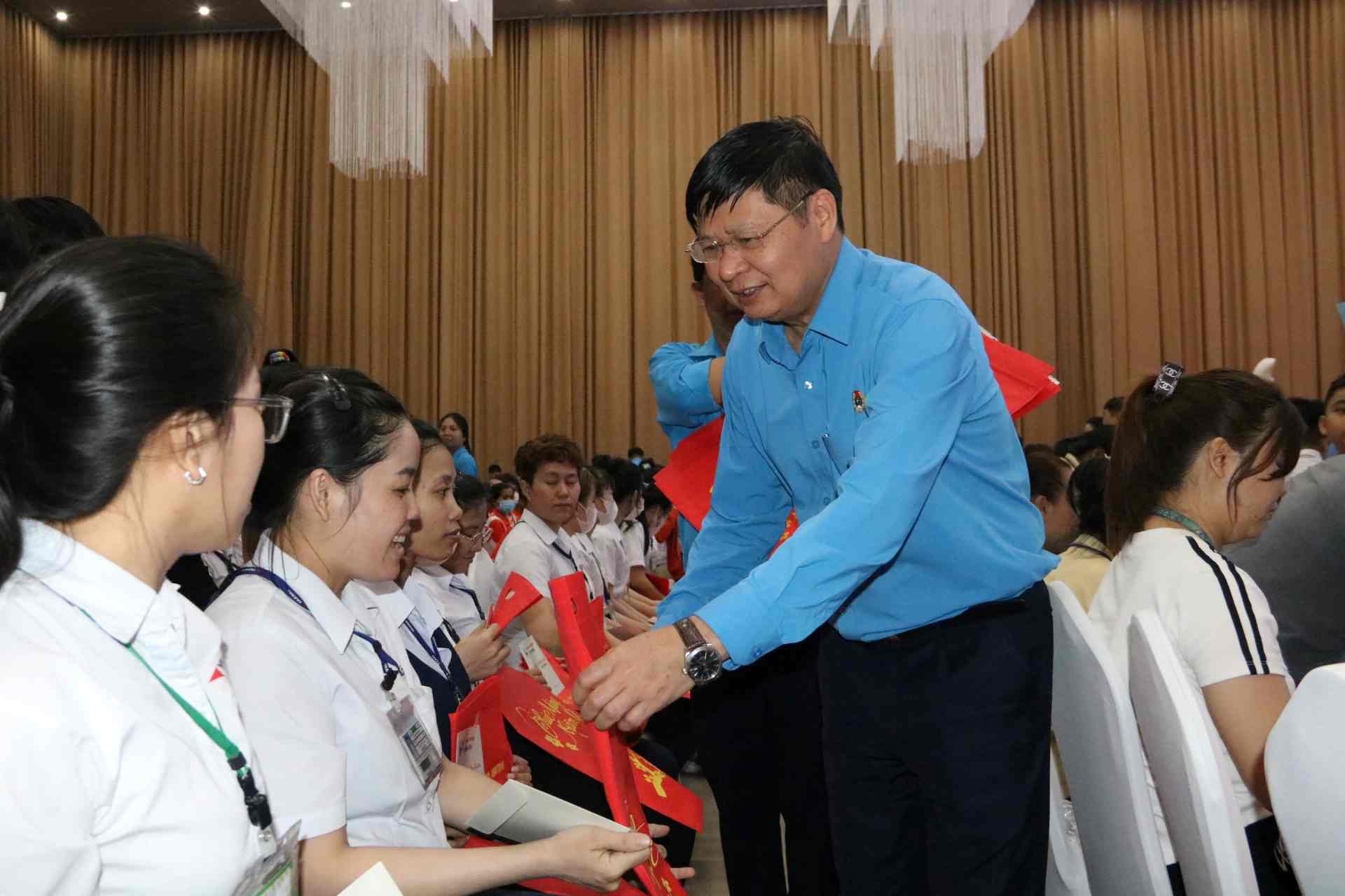 Ông Phan Văn Anh - Phó Chủ tịch Tổng LĐLĐ Việt Nam trao quà Tết cho công nhân lao động khó khăn ở Bình Dương. Ảnh: Đình Trọng