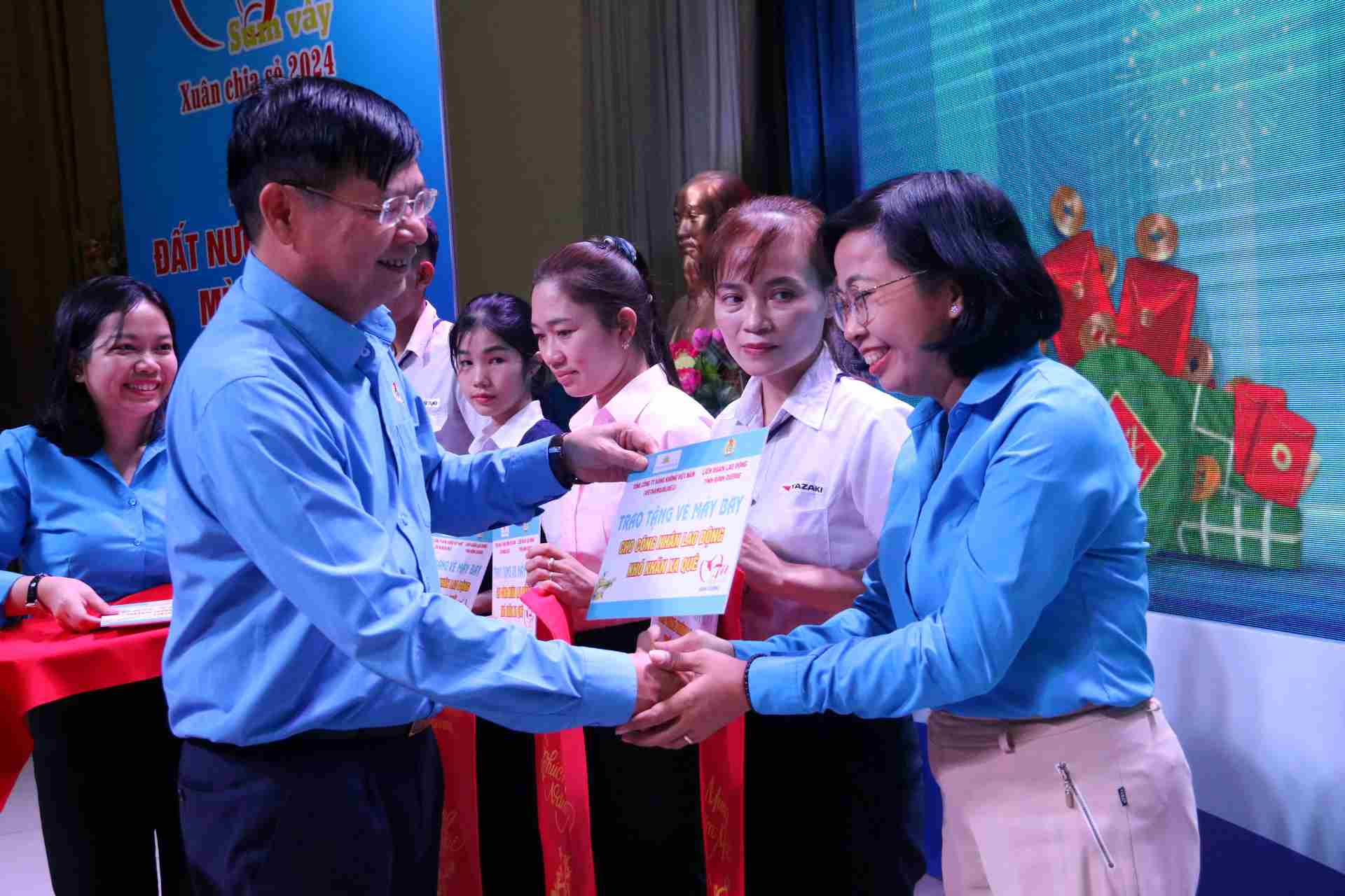 Ông Phan Văn Anh - Phó Chủ tịch Tổng LĐLĐ Việt Nam trao quà Tết cho công nhân lao động khó khăn ở Bình Dương. Ảnh: Đình Trọng