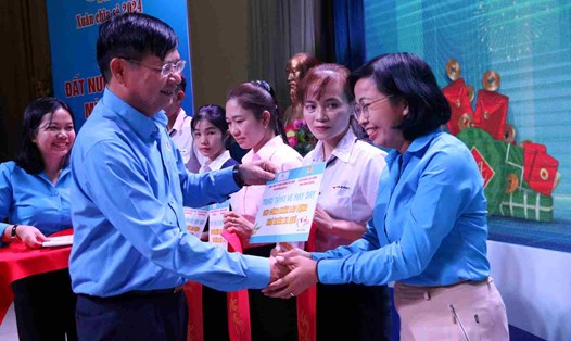 Ông Phan Văn Anh - Phó Chủ tịch Tổng LĐLĐ Việt Nam trao quà Tết cho công nhân lao động khó khăn ở Bình Dương. Ảnh: Đình Trọng