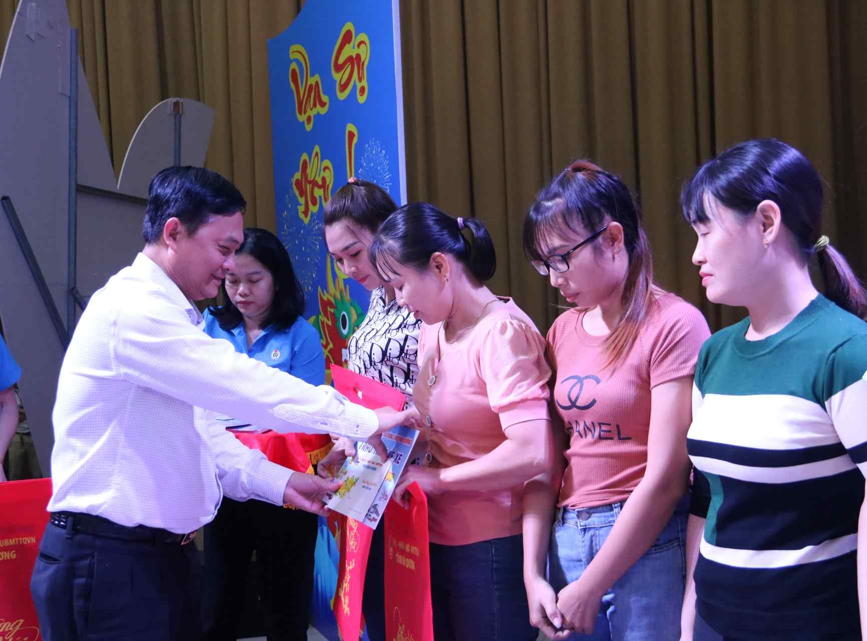 Ông Nguyễn Văn Lộc - Chủ tịch HĐND tỉnh Bình Dương trao quà Tết cho công nhân lao động khó khăn. Ảnh: Đình Trọng