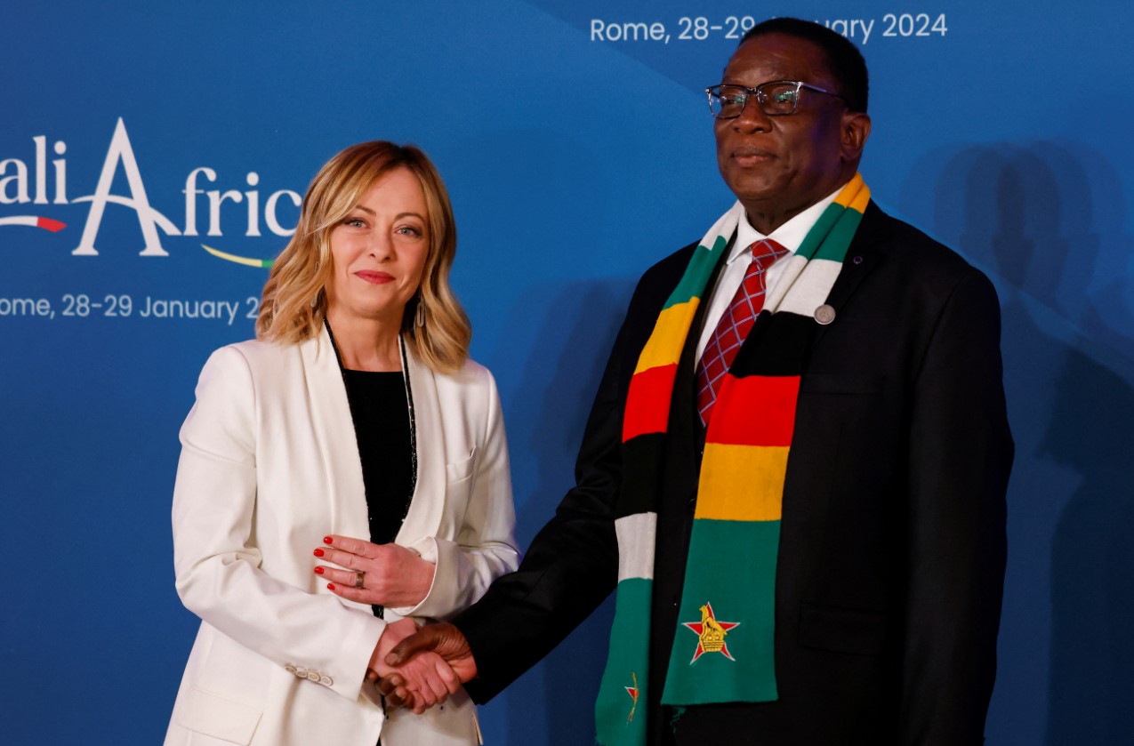 Thủ tướng Italy Giorgia Meloni (trái) chào mừng Tổng thống Zimbabwe Emmerson Dambudzo Mnangagwa đến tham dự hội nghị quốc tế Italy - châu Phi ngày 29.1.2024. Ảnh: Reuters