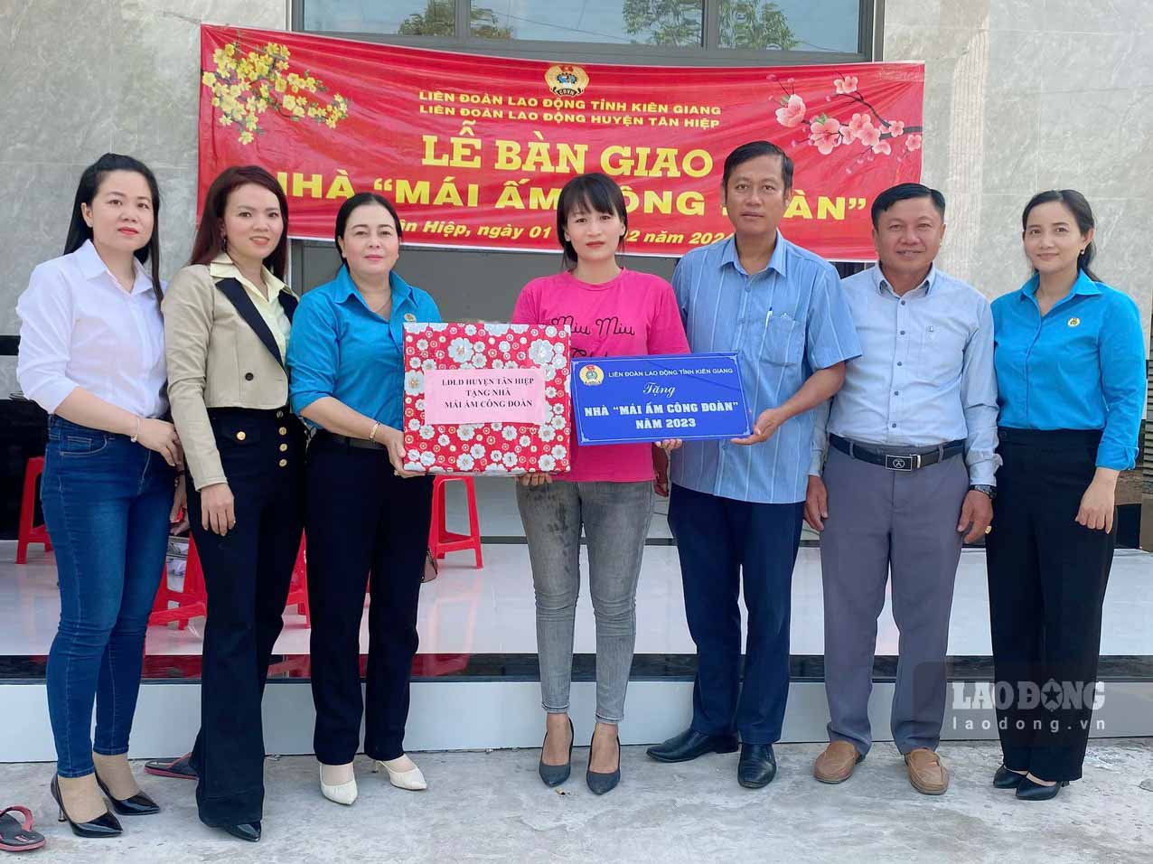 Đoàn viên Nguyễn Thị Minh Hải nhận quà mừng nhà mới của LĐLĐ tỉnh. Ảnh: Mỹ Linh