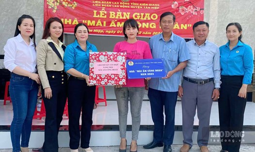 Đoàn viên Nguyễn Thị Minh Hải nhận quà mừng nhà mới của LĐLĐ tỉnh. Ảnh: Mỹ Linh