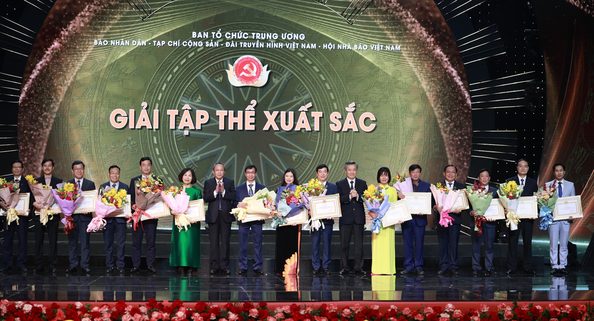 Báo Lao Động là một trong 15 cơ quan có thành tích xuất sắc được khen thưởng tại Lễ trao giải Búa liềm vàng lần thứ VIII năm 2023. Ảnh: Hải Nguyễn