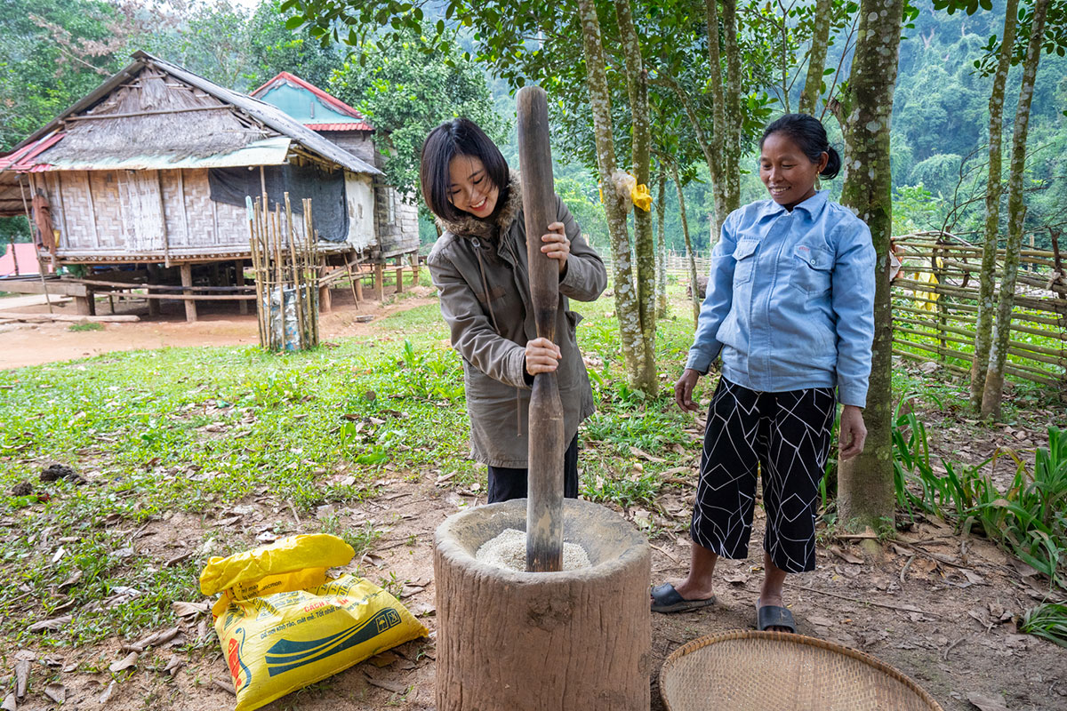 Khách du lịch trải nghiệm cuộc sống địa phương. Để thực hiện chương trình này, Oxalis, đơn vị dẫn tour, đã khảo sát, sắp xếp và đào tạo người dân Bản Tuộc, một bản của người Ma Coong ở vùng biên giới để cung cấp trải nghiệm ăn trưa cho du khách tại nhà sàn của người dân. Hướng dẫn người dân dọn dẹp vệ sinh thôn bản cho sạch sẽ, đầu tư hệ thống nước sạch từ suối đầu nguồn về bản, xây dựng nhà vệ sinh tự hoại công cộng…