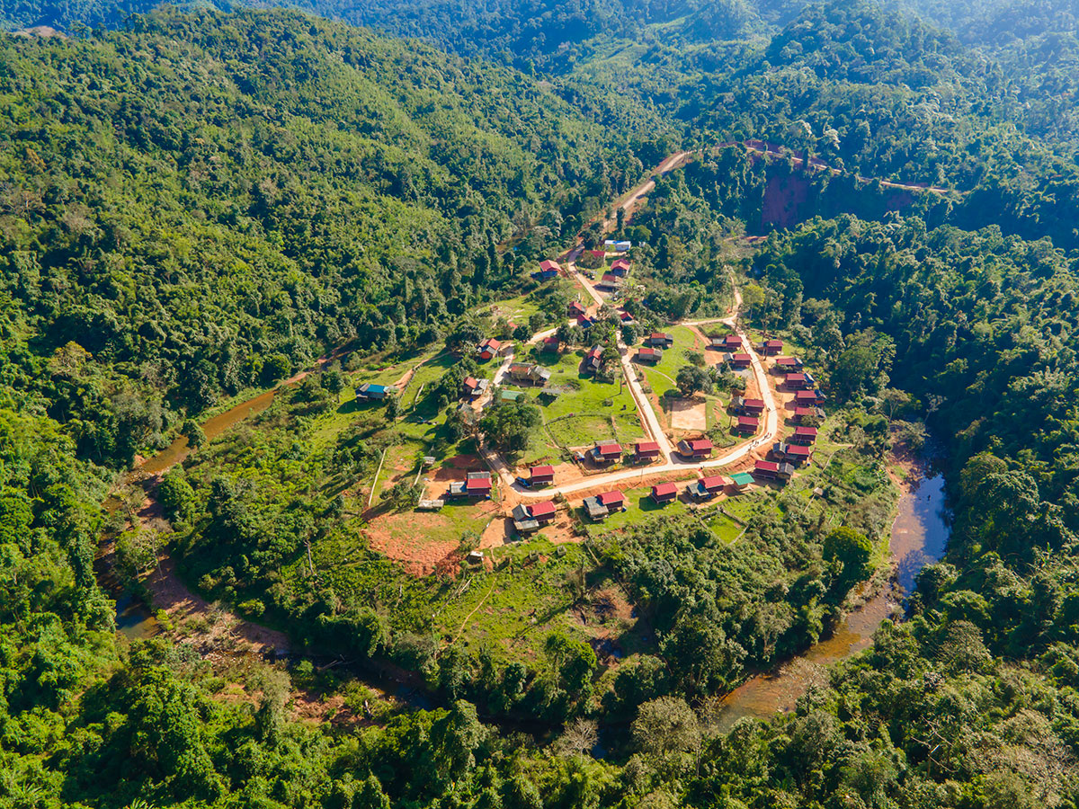 Tour du lịch cũng là cơ hội cho du khách tìm hiểu văn hoá và đời sống của đồng bào Ma Coong (một nhánh của dân tộc Bru - Vân Kiều), nơi có lễ hội đập trống nổi tiếng của 18 bản đồng bào dân tộc vùng biên giới. Hoạt động du lịch cũng phần nào giúp nâng cao đời sống của người dân khi họ được tham gia vào chuỗi cung ứng du lịch.