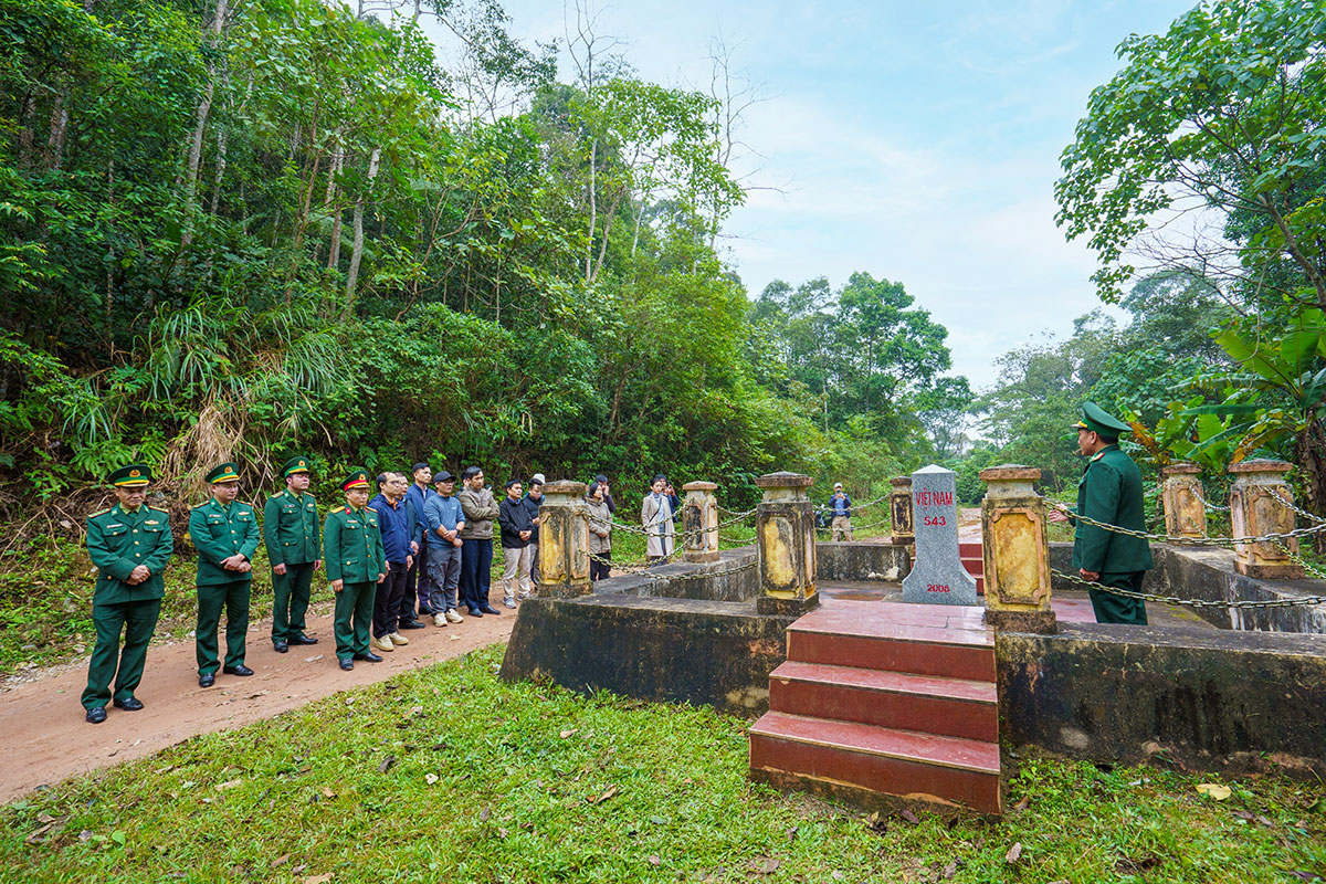 Ngoài những trải nghiệm trên, du khách còn có cơ hội đặt chân đến cột mốc biên giới Việt - Lào, nơi giáp ranh giữa Trường Sơn đông và Trường Sơn tây. Cột mốc biên giới, cửa khẩu Cà Roòng, nơi người dân 2 tỉnh Quảng Bình (Việt Nam) và Khăm Muộn (Lào) qua lại bằng giấy thông hành mà không cần hộ chiếu.