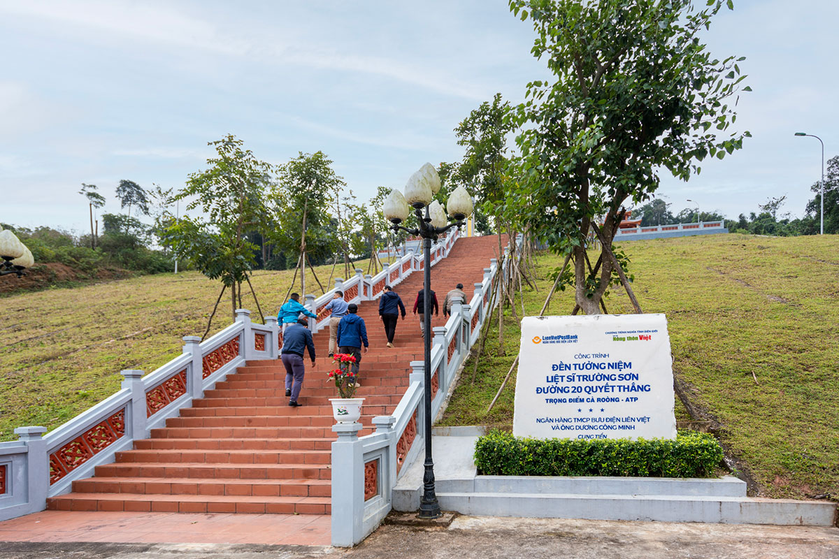 Trong 5 tuyến đường ngang từ đông sang tây vắt qua đỉnh Trường Sơn, chỉ còn Đường 20 Quyết Thắng bắt đầu từ phà Xuân Sơn xuyên giữa vườn quốc gia Phong Nha sang đến nước bạn Lào, còn khá nguyên sơ. Nhưng suốt 50 năm sau chiến tranh, nơi này dường như bị lãng quên vì đường sá cách trở. Phải đến năm 2022, vùng đất linh thiêng này lần đầu tiên đặt dấu son trên bản đồ địa chỉ đỏ với khách du lịch, khi UBND khánh thành Đền tưởng niệm anh hùng liệt sỹ Trường Sơn, đường 20 Quyết Thắng, trọng điểm Cà Roòng - ATP. Ngôi đền nằm ở đoạn cuối địa phận Việt Nam của đường 20 Quyết Thắng.