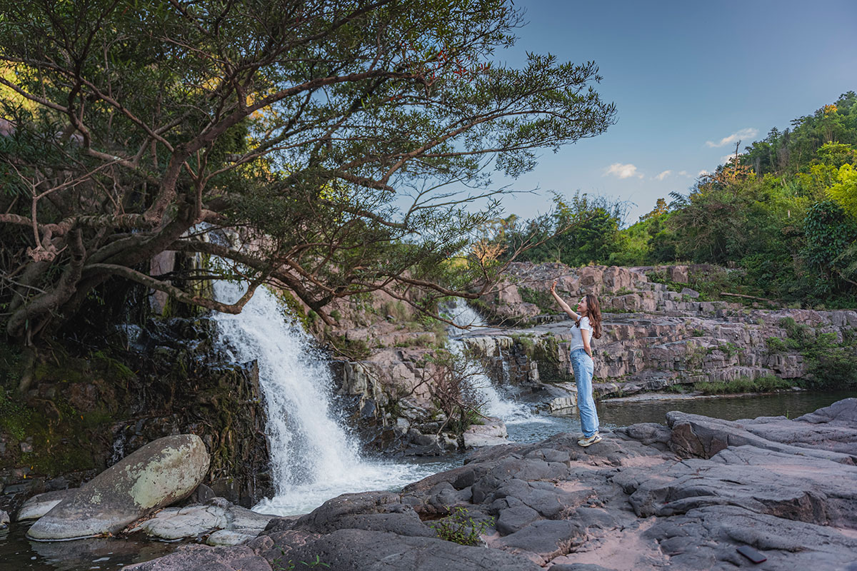 Tour du lịch này còn mang du khách đến với đại ngàn Trường Sơn hùng vĩ, nơi có những cánh rừng bạt ngàn đã từng bị bom đốt cháy 50 năm về trước, nay phục hồi xanh tươi mạnh mẽ. Du khách được tham quan thác Bụt, là nơi các cô gái Ma Coong tắm suối trước khi tham gia lễ hội Đập trống để tìm ý trung nhân.