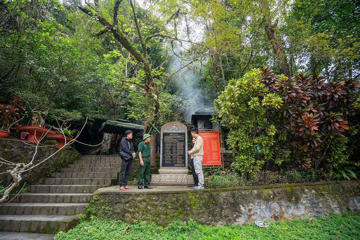 Đầu năm 2024, tour “Hành trình đi tìm dấu ấn Trường Sơn huyền thoại” chính thức ra đời, mở ra một con đường du lịch kết nối du khách tới những khu vực từng khó tiếp cận như phía Tây đường 20 Quyết Thắng. Hành trình đi qua những địa chỉ đỏ như Di tích lịch sử Hang Tám Cô (ảnh), Hang Y Tá, Cột mốc biên giới, cửa khẩu Cà Roòng...  