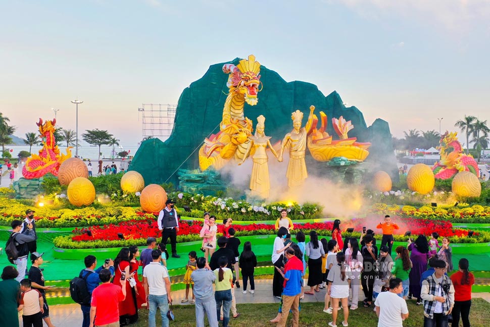 Chính thức “vén màn” ngày 1.2, biểu tượng linh vật năm Giáp Thìn 2024 tại Bình Định trở thành điểm đến hấp dẫn đối với người dân, du khách bởi những thiết kế độc đáo, bắt mắt của cụm linh vật rồng.