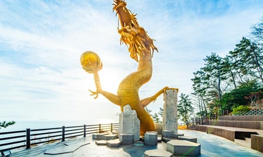 Bức tượng rồng bay lên trời đứng dọc con đường Mirumaru-gil ở Goheung, tỉnh Nam Jeolla.