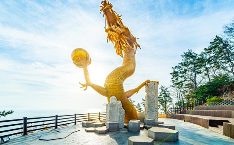 Bức tượng rồng bay lên trời đứng dọc con đường Mirumaru-gil ở Goheung, tỉnh Nam Jeolla.