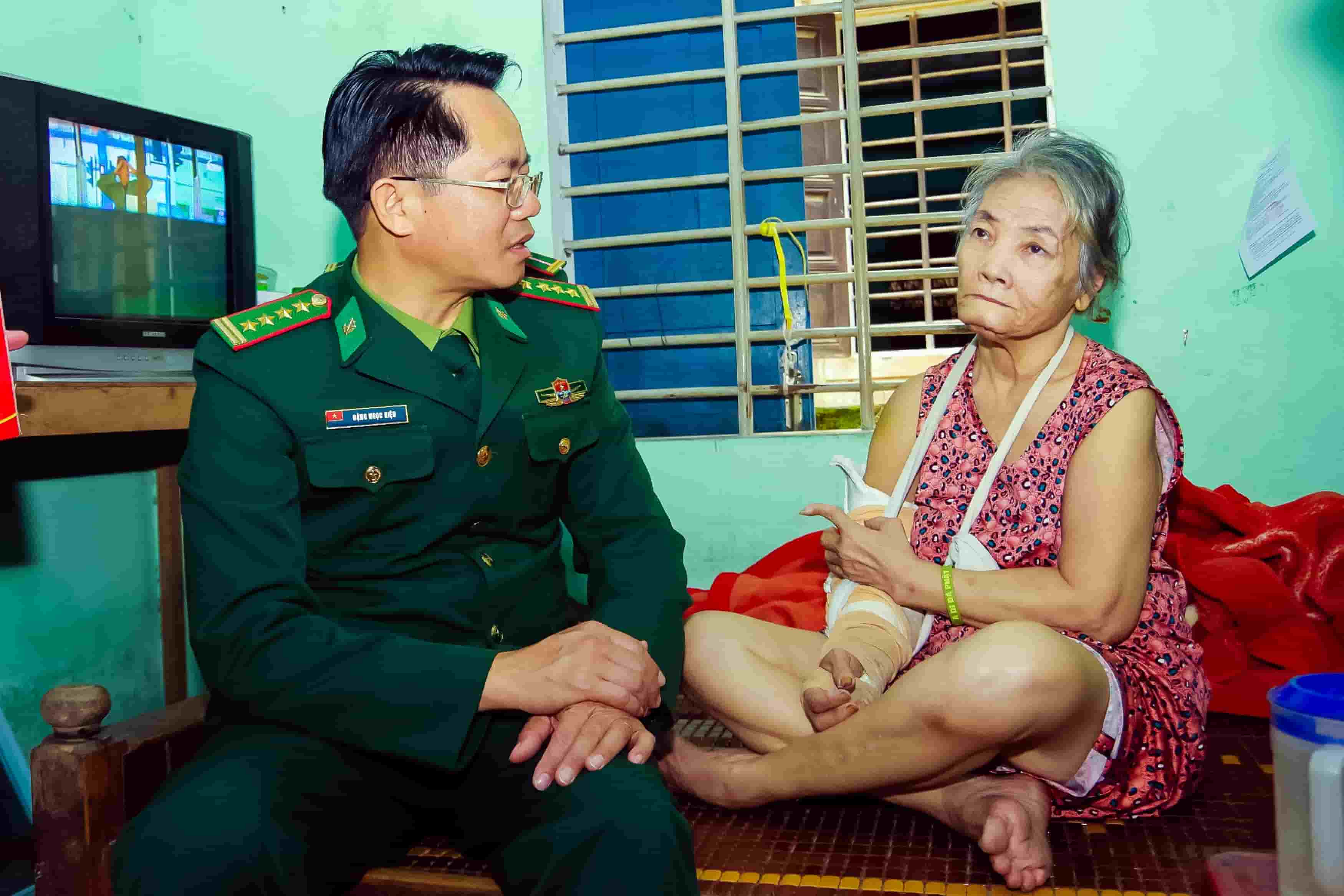 Đại tá Đặng Ngọc Hiệu, Phó Chính uỷ BĐBP tỉnh và Đoàn Thanh niên các đơn vị thăm, tặng quà gia đình bà Nguyễn Thị Chiến, phường Thuận An, thành phố Huế.