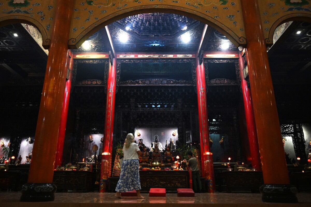 Nữ du khách tại chùa Satya Dharma ở Denpasar trên đảo Bali, Indonesia. Ảnh: AFP